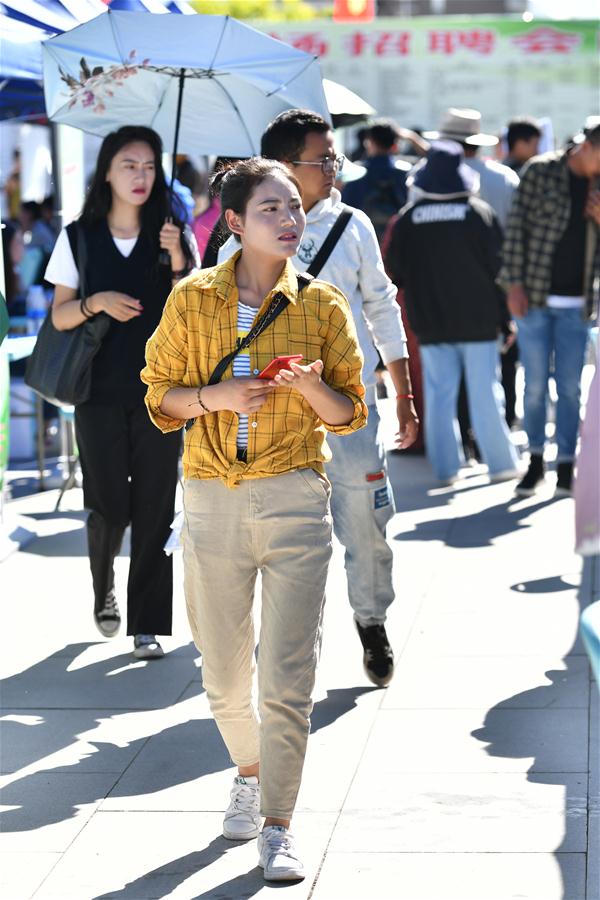 Realizada feira de empregos para graduados universitários no Tibet, sudoeste da China