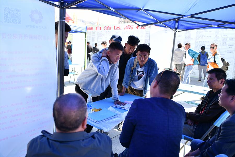 Realizada feira de empregos para graduados universitários no Tibet, sudoeste da China