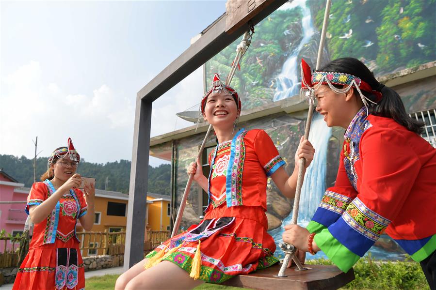 Pinturas murais fazem da aldeia um resort turístico em Jiangxi, leste da China
