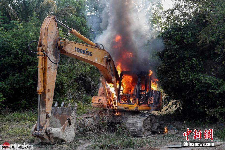 Polícia brasileira destrói máquinas usadas para desfloresta??o ilegal