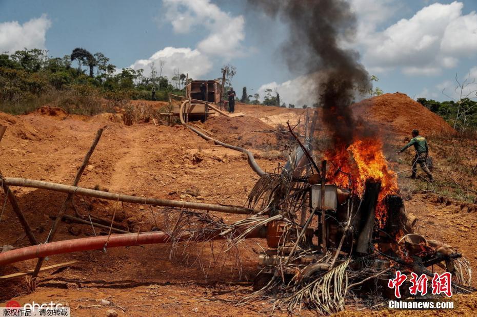 Polícia brasileira destrói máquinas usadas para desfloresta??o ilegal
