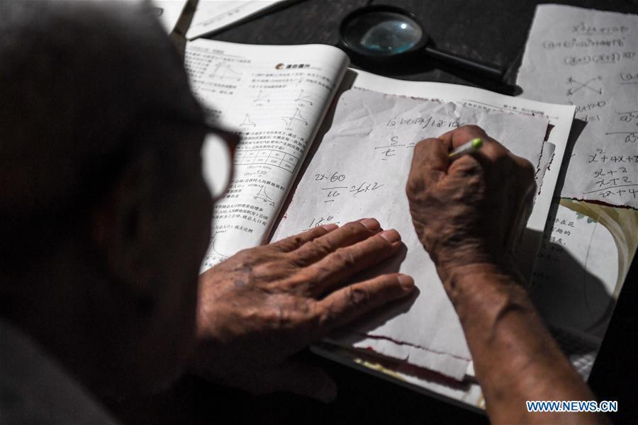 Professor de 92 anos ensina gratuitamente filho de migrantes