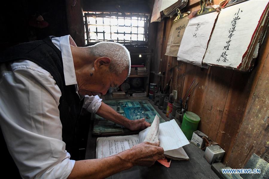 Professor de 92 anos ensina gratuitamente filho de migrantes