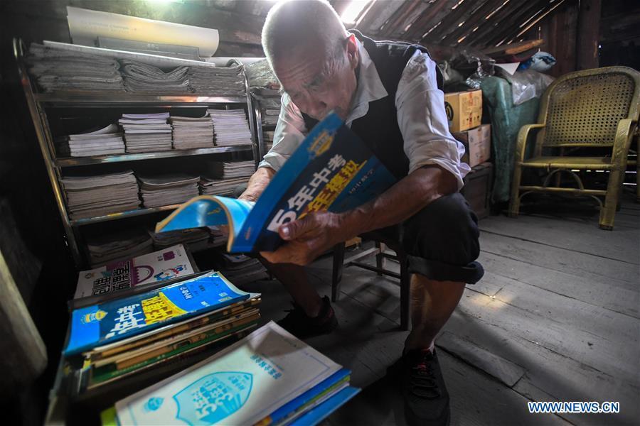 Professor de 92 anos ensina gratuitamente filho de migrantes