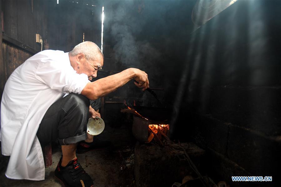 Professor de 92 anos ensina gratuitamente filho de migrantes