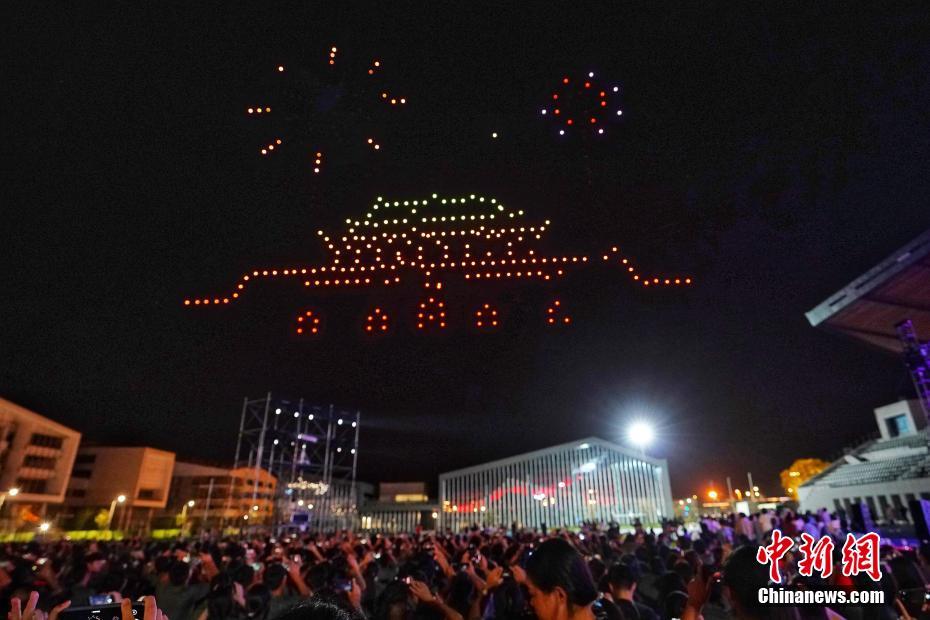 300 drones realizam show de ilumina??o em Nanjing para celebrar o 70o aniversário da funda??o da Nova China