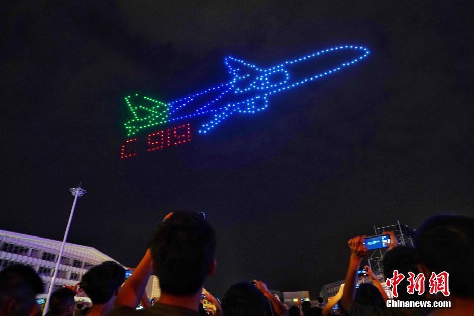 300 drones realizam show de ilumina??o em Nanjing para celebrar o 70o aniversário da funda??o da Nova China