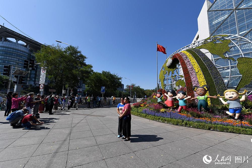 Beijing instala canteiros de flores na avenida principal para celebrar o Dia Nacional