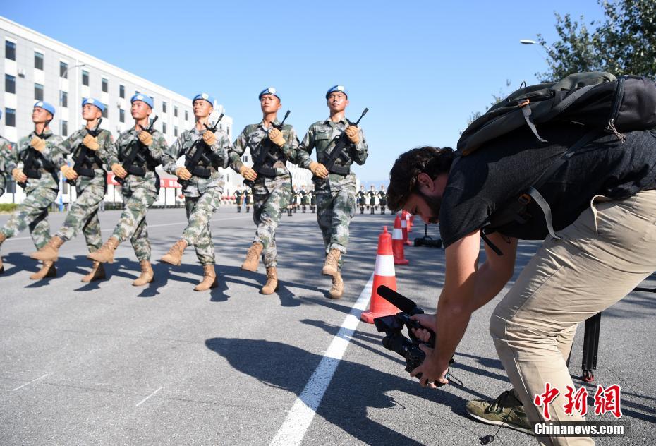 Mídias estrangeiras visitam base de treinamento do desfile militar da China