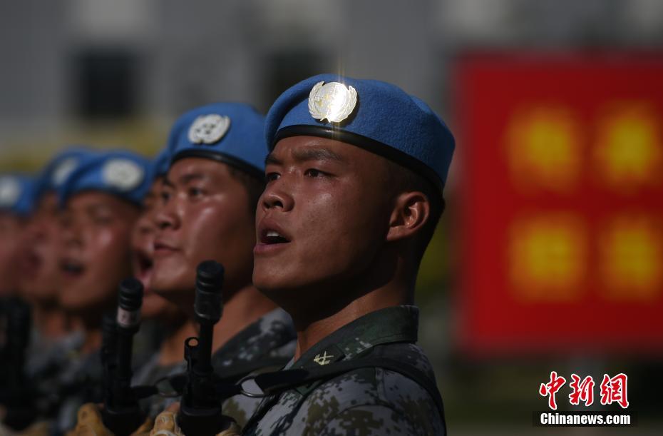 Mídias estrangeiras visitam base de treinamento do desfile militar da China