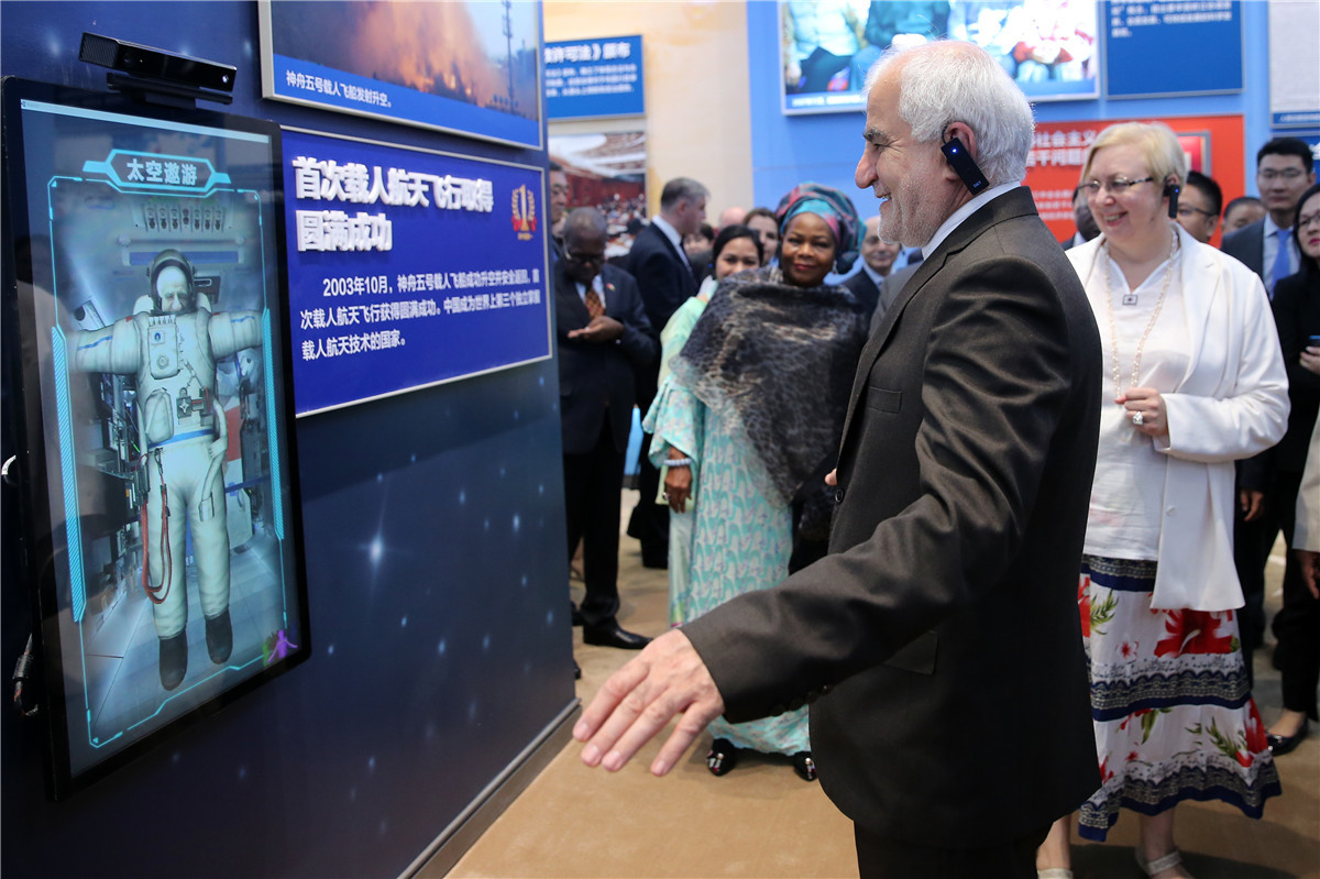 Exposi??o mostra progresso da na??o