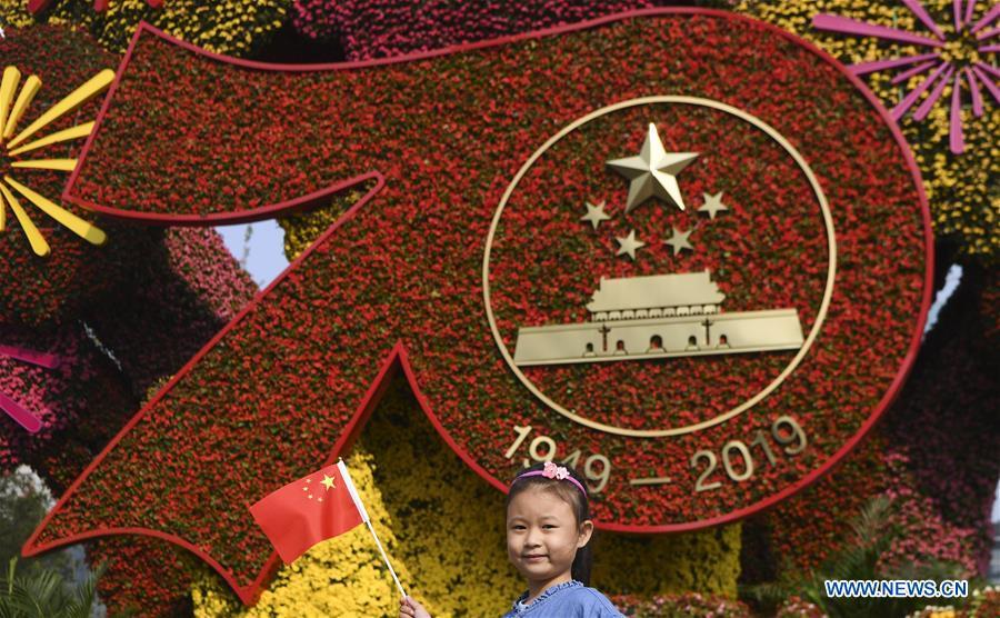 Canteiros de flores instalados em Beijing para celebrar o 70oaniversário da funda??o da Nova China