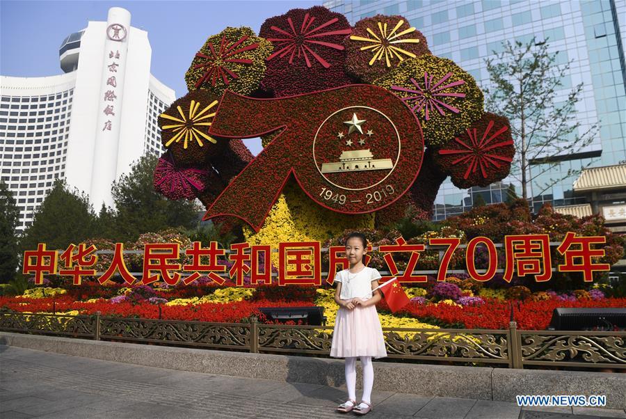 Canteiros de flores instalados em Beijing para celebrar o 70oaniversário da funda??o da Nova China