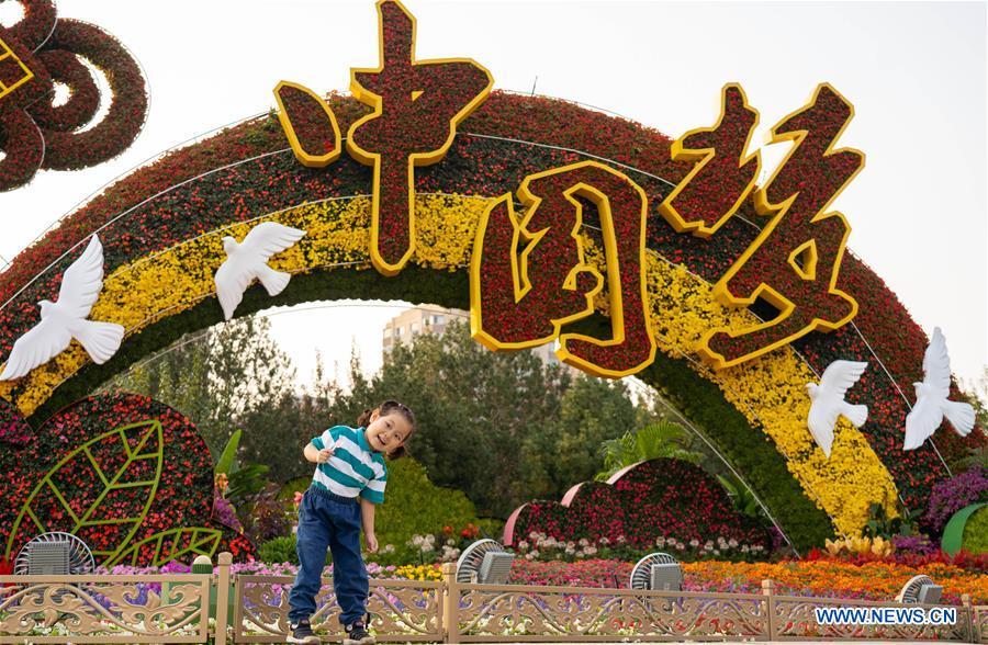 Canteiros de flores instalados em Beijing para celebrar o 70oaniversário da funda??o da Nova China