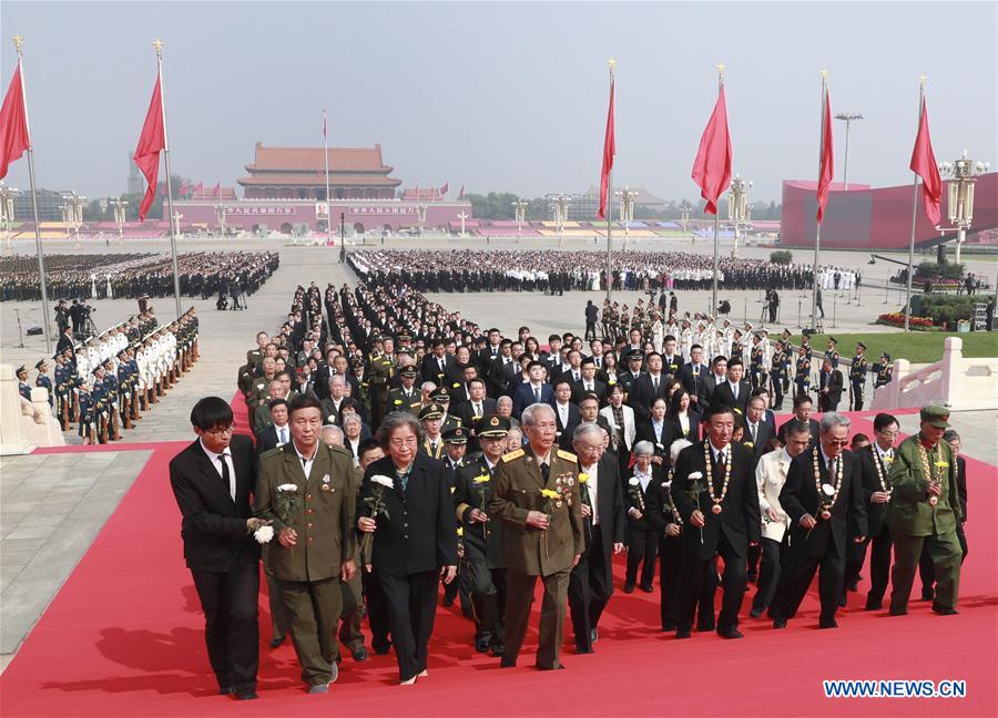 Xi faz tributo aos heróis nacionais na Pra?a Tian'anmen
