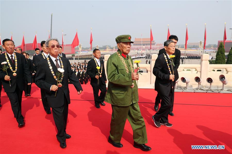 Xi faz tributo aos heróis nacionais na Pra?a Tian'anmen