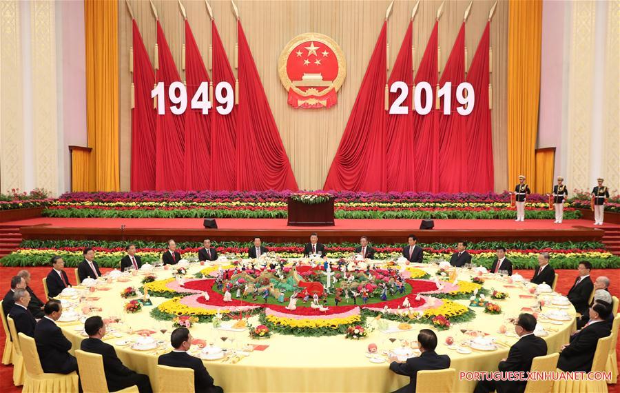 Xi destaca uni?o e esfor?os para revitaliza??o nacional na recep??o pelo 70o aniversário da República Popular da China