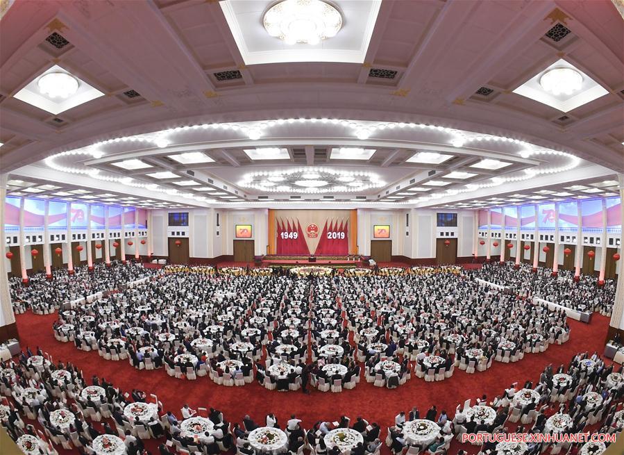 Xi destaca uni?o e esfor?os para revitaliza??o nacional na recep??o pelo 70o aniversário da República Popular da China