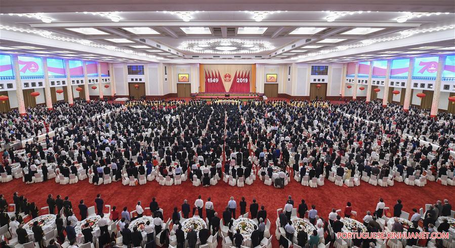 Xi destaca uni?o e esfor?os para revitaliza??o nacional na recep??o pelo 70o aniversário da República Popular da China