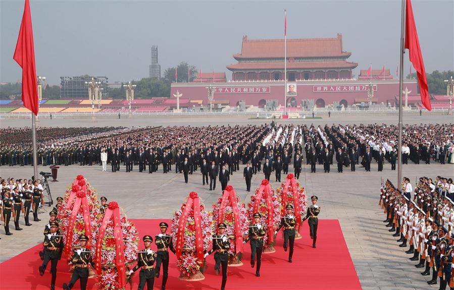 Xi faz tributo aos heróis nacionais na Pra?a Tian'anmen