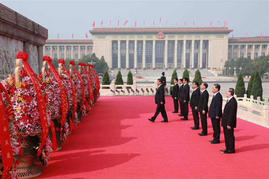 Xi faz tributo aos heróis nacionais na Pra?a Tian'anmen