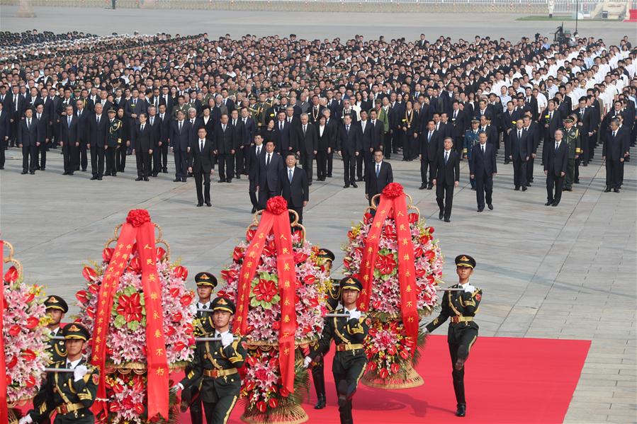 Xi faz tributo aos heróis nacionais na Pra?a Tian'anmen