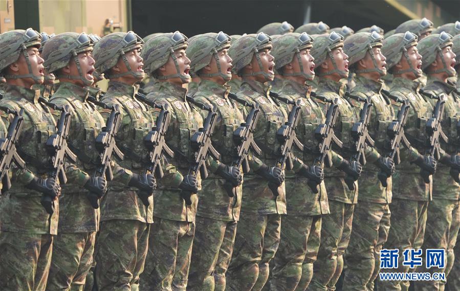 Xi faz revista das for?as armadas no Dia Nacional