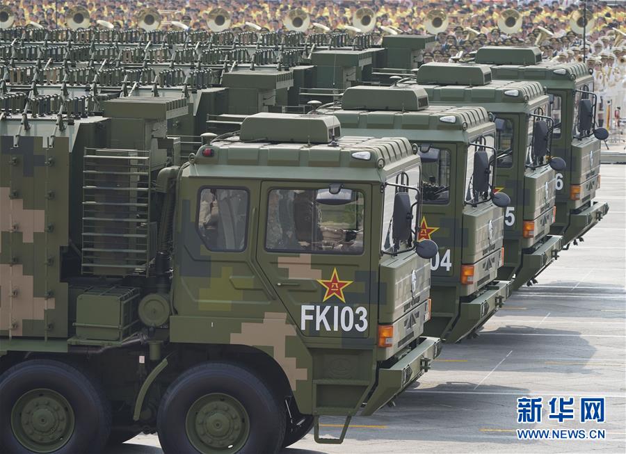 Xi faz revista das for?as armadas no Dia Nacional