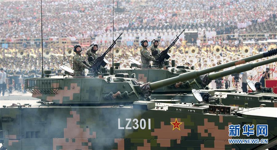 Xi faz revista das for?as armadas no Dia Nacional