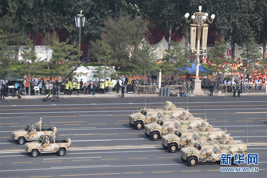 Xi faz revista das for?as armadas no Dia Nacional