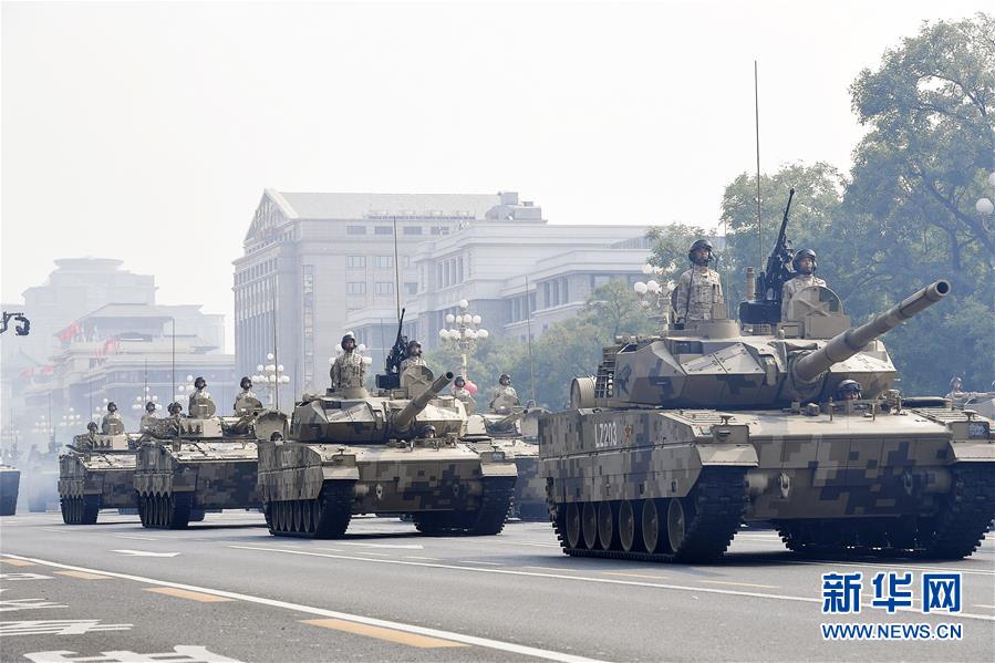 Xi faz revista das for?as armadas no Dia Nacional