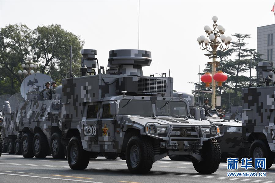 Xi faz revista das for?as armadas no Dia Nacional