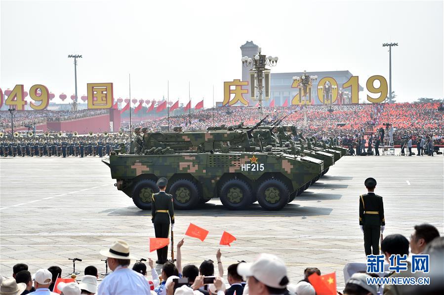 Xi faz revista das for?as armadas no Dia Nacional