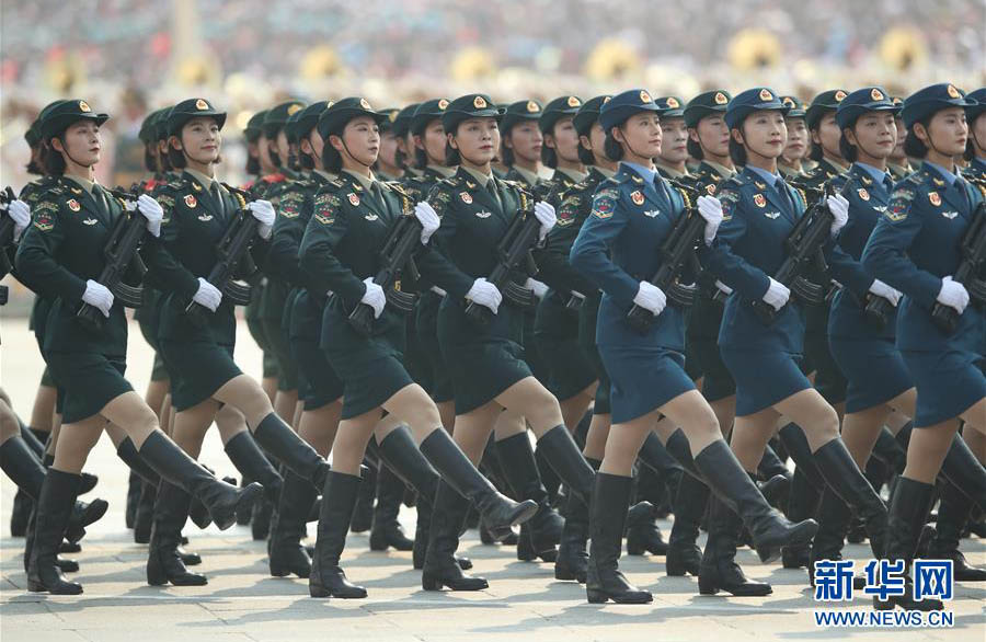 Xi faz revista das for?as armadas no Dia Nacional