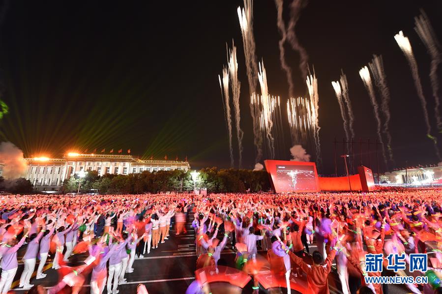 Beijing realiza gala noturna para celebrar o 70o aniversário da funda??o da Nova China