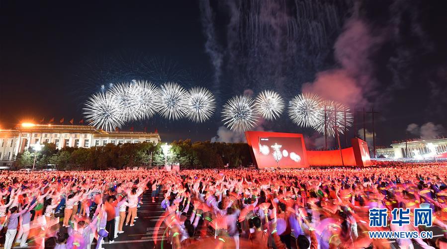 Beijing realiza gala noturna para celebrar o 70o aniversário da funda??o da Nova China