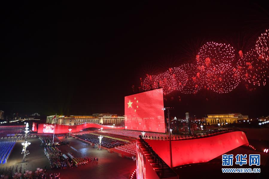 Beijing realiza gala noturna para celebrar o 70o aniversário da funda??o da Nova China