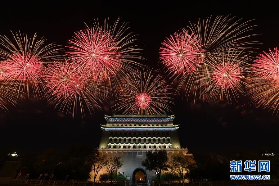 Beijing realiza gala noturna para celebrar o 70o aniversário da funda??o da Nova China