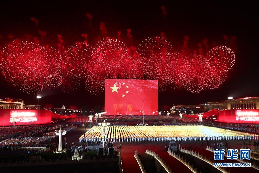 Beijing realiza gala noturna para celebrar o 70o aniversário da funda??o da Nova China