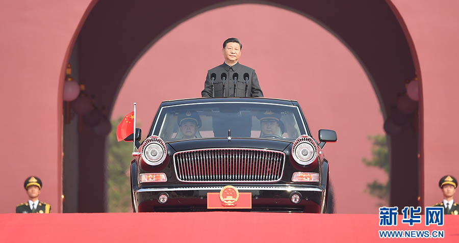 Xi faz revista das for?as armadas no Dia Nacional