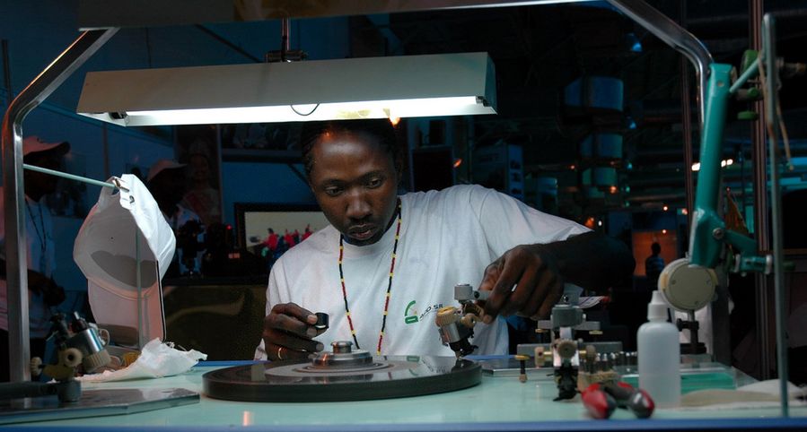 Angola inicia oferta internacional de minera??o