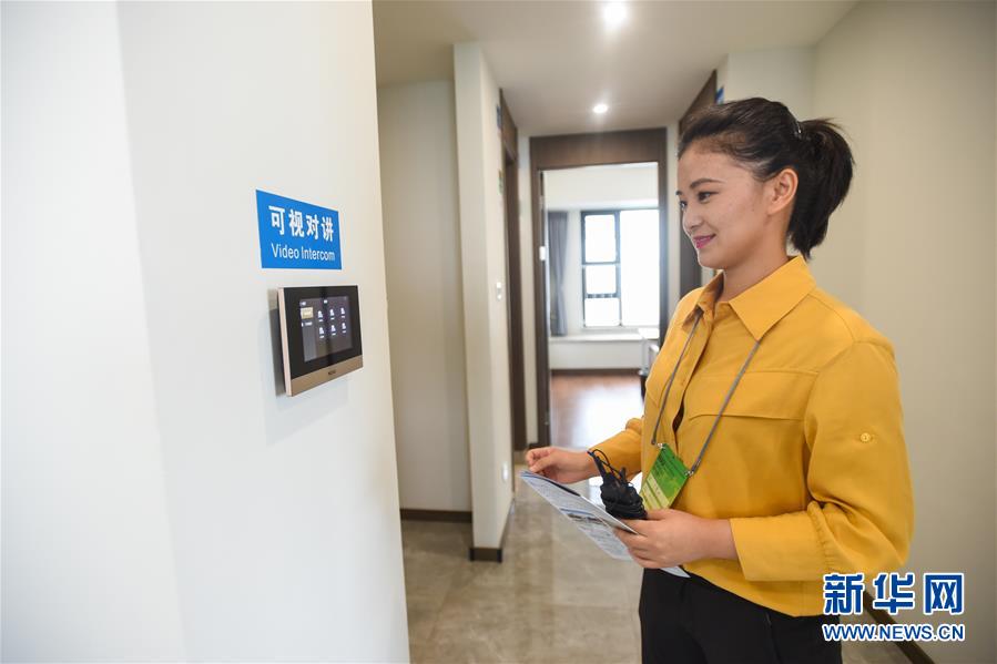 Representantes da mídia visitam a vila dos atletas para os Jogos Mundiais Militares em Wuhan