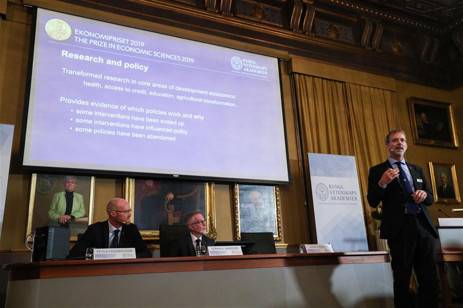 Três economistas partilham Prêmio Nobel da Economia por estudo sobre pobreza