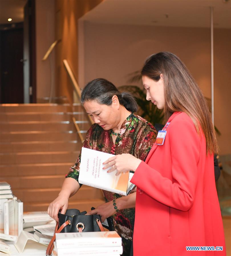 Edi??es alem? e inglesa do livro de Xi Jinping sobre o desenvolvimento lan?adas em Frankfurt