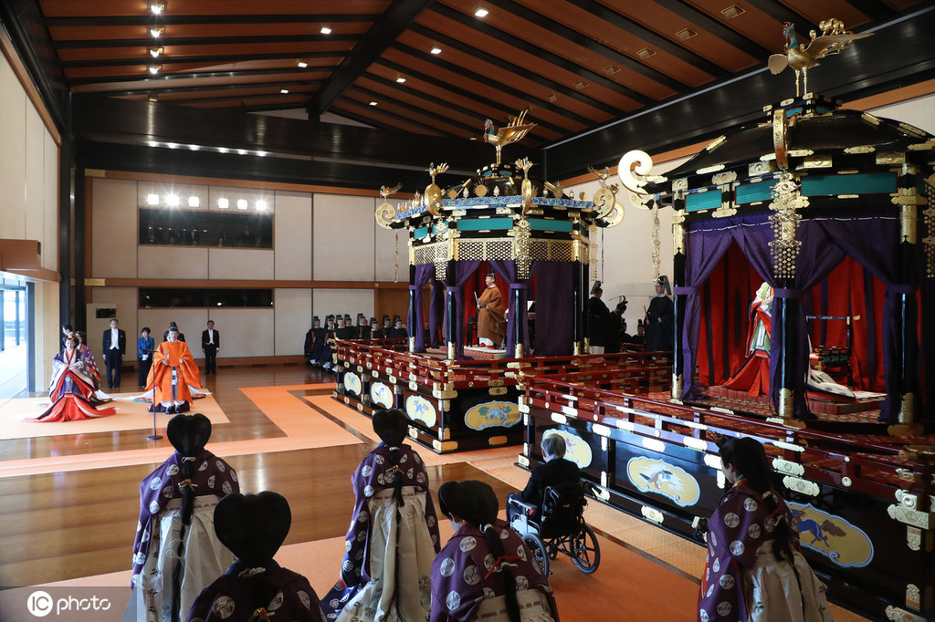 Imperador japonês ascende ao Trono do Crisantemo