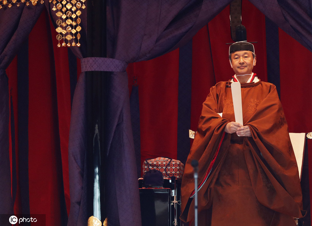 Imperador japonês ascende ao Trono do Crisantemo