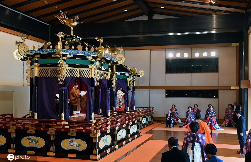 Imperador japonês ascende ao Trono do Crisantemo
