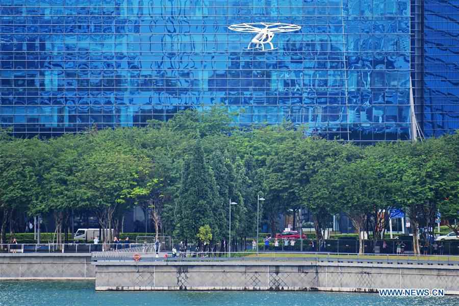 Táxi aéreo da Volocopter voa sobre Baía da Marina em Singapura