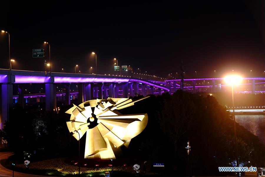 Panorama noturno do local da 2a CIIE em Shanghai