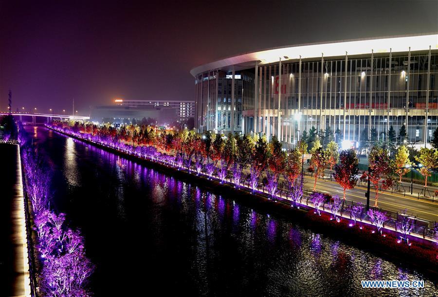 Panorama noturno do local da 2a CIIE em Shanghai